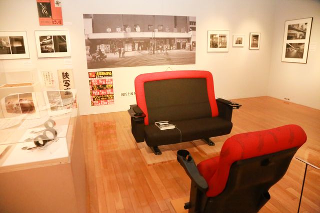 閉館された映画館の看板、座席も展示「写真展 映画館 映写技師/写真家 中馬聰の仕事」ギャラリー
