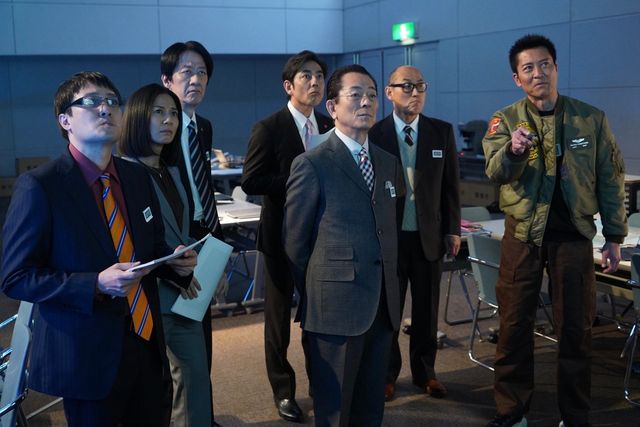 右京に迫る謎の男たち…「相棒season23」第18話（最終回SP前篇）場面カット（6枚目）