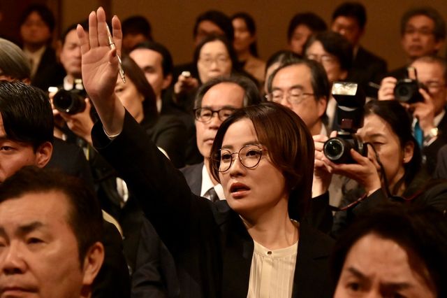 右京に迫る謎の男たち…「相棒season23」第18話（最終回SP前篇）場面カット（10枚目）