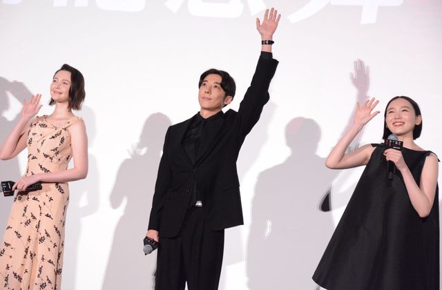 飯豊まりえ、玉城ティナが美麗衣装で登壇！高橋一生主演『岸辺露伴は動かない　懺悔室』公開記念舞台あいさつ：フォトギャラリー