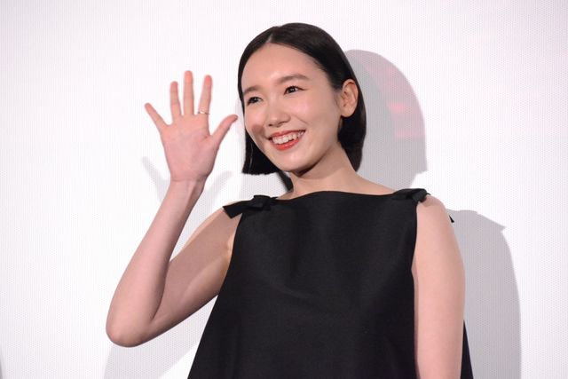 飯豊まりえ、玉城ティナが美麗衣装で登壇！高橋一生主演『岸辺露伴は動かない　懺悔室』公開記念舞台あいさつ（3枚目）