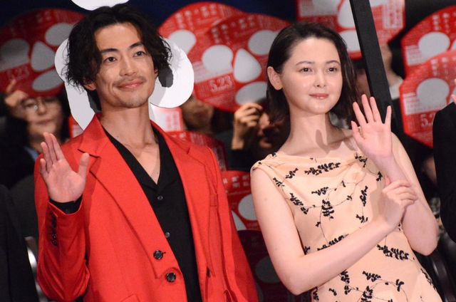 飯豊まりえ、玉城ティナが美麗衣装で登壇！高橋一生主演『岸辺露伴は動かない　懺悔室』公開記念舞台あいさつ（9枚目）