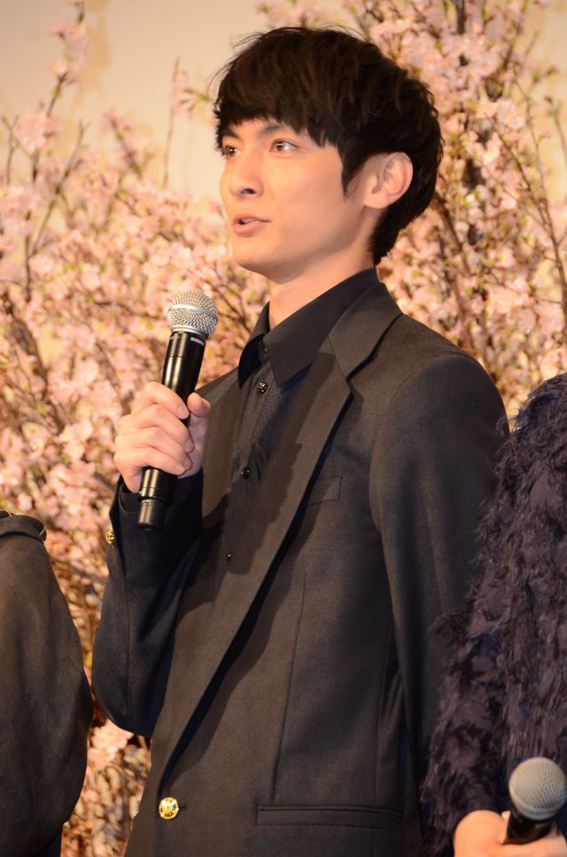 高良健吾チョコをがぶっ！『悼む人』初日舞台あいさつ（2枚目）