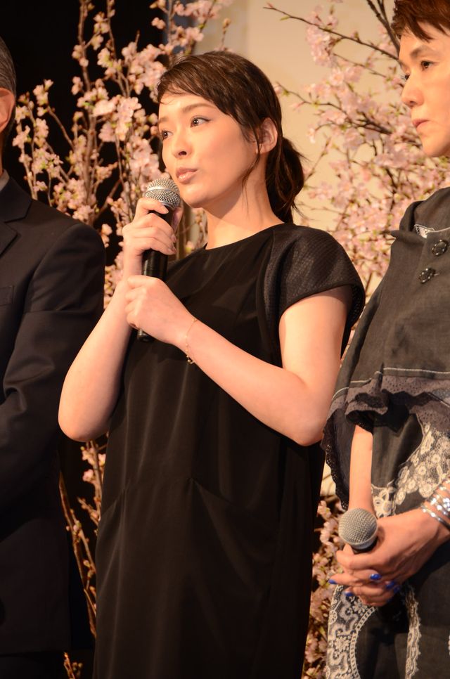 高良健吾チョコをがぶっ！『悼む人』初日舞台あいさつ（6枚目）