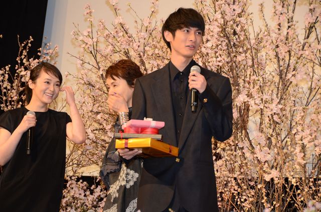 高良健吾チョコをがぶっ！『悼む人』初日舞台あいさつ（11枚目）