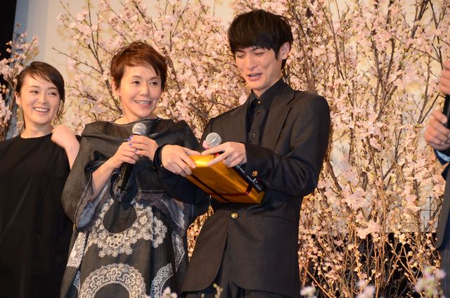 高良健吾チョコをがぶっ！『悼む人』初日舞台あいさつ（12枚目）