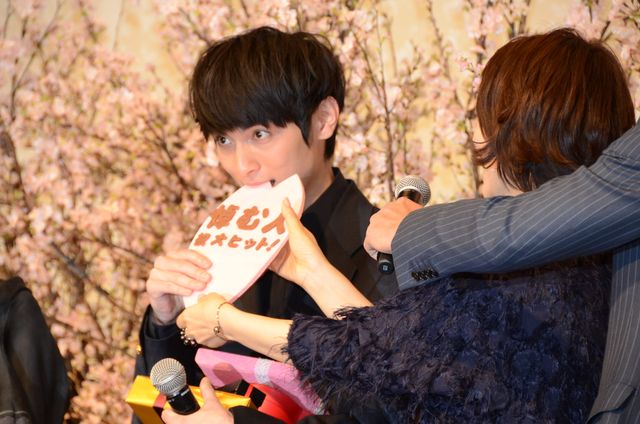 高良健吾チョコをがぶっ！『悼む人』初日舞台あいさつ（13枚目）