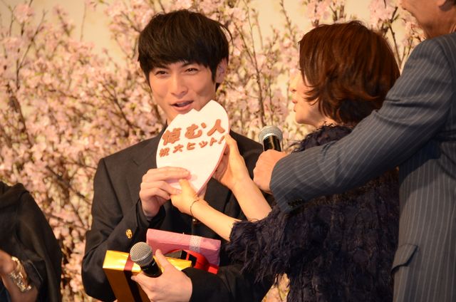 高良健吾チョコをがぶっ！『悼む人』初日舞台あいさつ（14枚目）