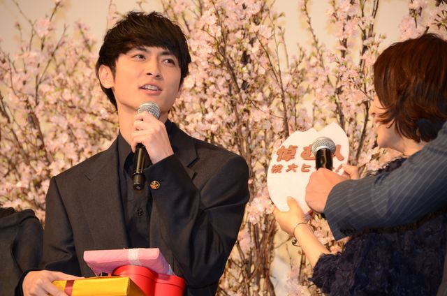 高良健吾チョコをがぶっ！『悼む人』初日舞台あいさつ（15枚目）