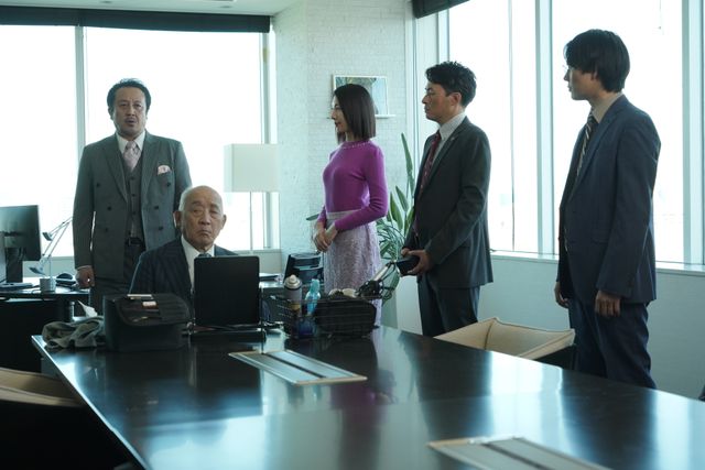怪しすぎるコンサル集団…「相棒season23」第12話場面カット（2枚目）