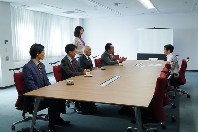 怪しすぎるコンサル集団…「相棒season23」第12話場面カット（6枚目）