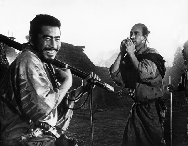 映画『七人の侍』より - 三船敏郎さん演じる菊千代（左）の隣が、土屋嘉男さんふんする利吉（右）
