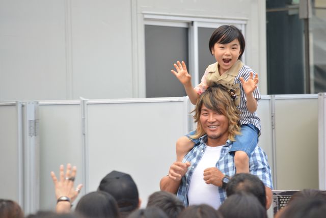 棚橋弘至が悪役覆面レスラー＆寺田心が息子役！『パパはわるものチャンピオン』イベント：フォトギャラリー