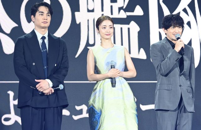 左から中村蒼、上戸彩、津田健次郎