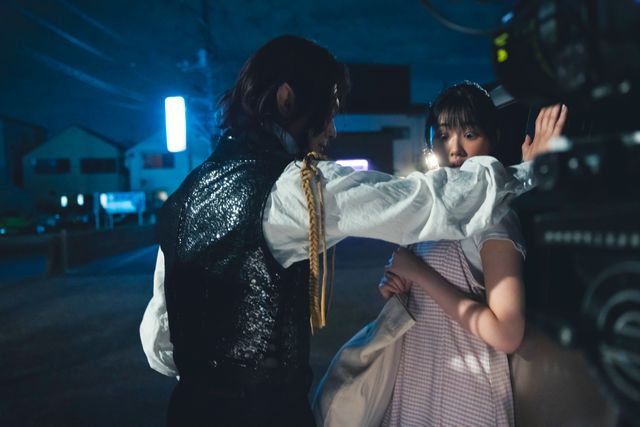 吉沢亮が壁ドン！板垣李光人＆原菜乃華と実写映画『ババンババンバンバンパイア』撮影現場＜7枚＞：フォトギャラリー