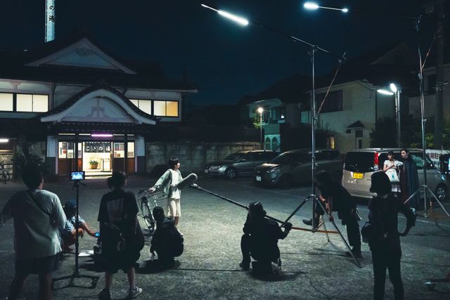 吉沢亮が壁ドン！板垣李光人＆原菜乃華と実写映画『ババンババンバンバンパイア』撮影現場＜7枚＞（3枚目）