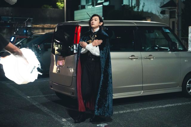 吉沢亮が壁ドン！板垣李光人＆原菜乃華と実写映画『ババンババンバンバンパイア』撮影現場＜7枚＞（4枚目）