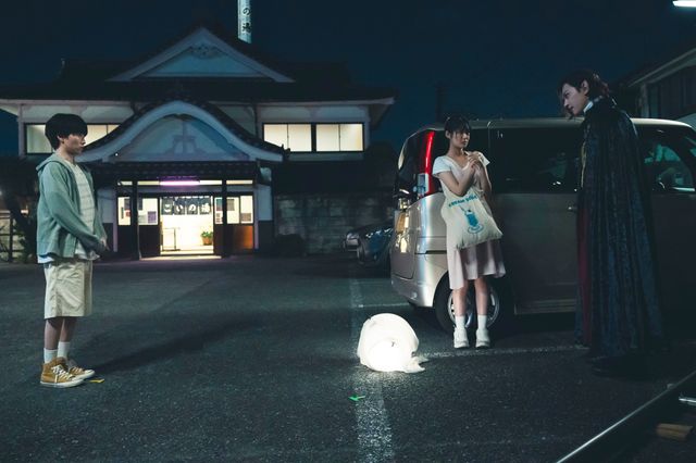 吉沢亮が壁ドン！板垣李光人＆原菜乃華と実写映画『ババンババンバンバンパイア』撮影現場＜7枚＞（5枚目）