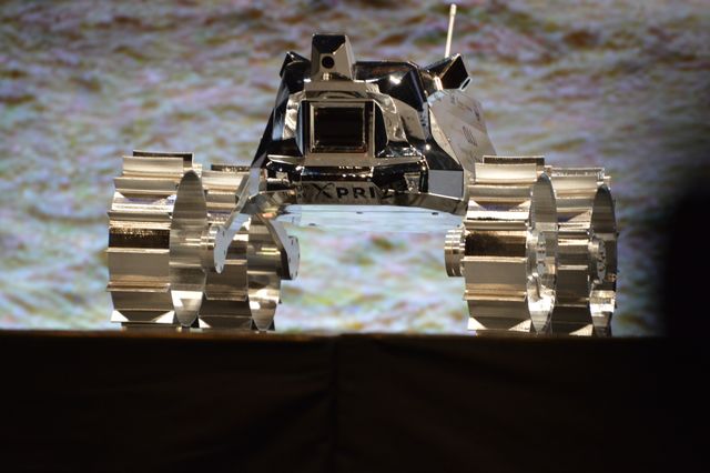 神田沙也加＆篠原ともえ、宇宙ファッションで日本の月面レースを応援！フォトギャラリー（15枚目）