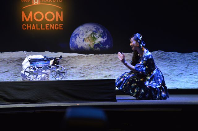 神田沙也加＆篠原ともえ、宇宙ファッションで日本の月面レースを応援！フォトギャラリー（19枚目）