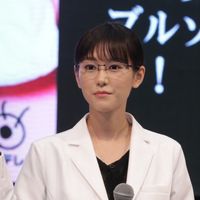 フォトギャラリー メガネ 白衣の桐谷美玲 ドラマ 人は見た目が100パーセント イベント ギャラリー シネマトゥデイ