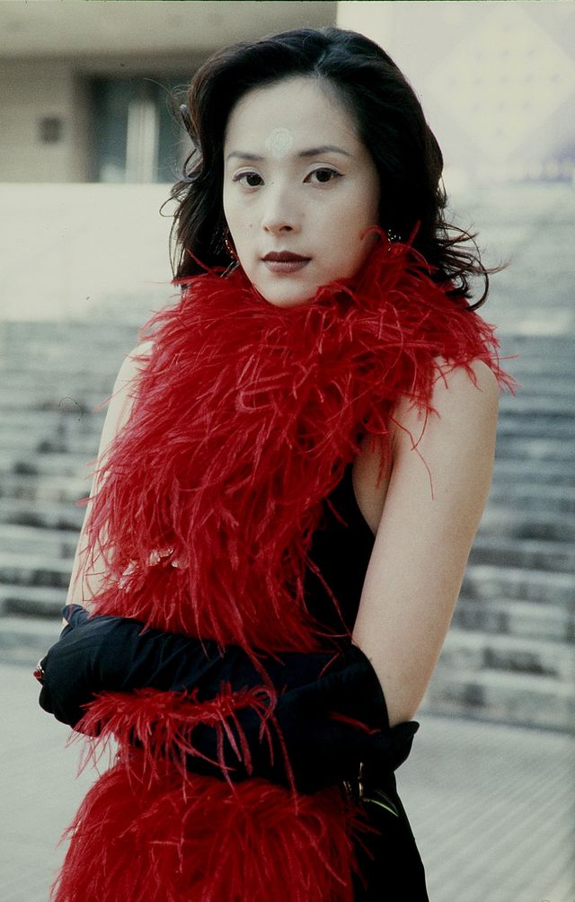 「仮面ライダークウガ」に登場した、バラのタトゥの女（人間体）