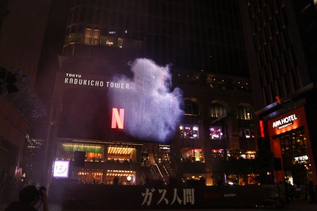 歌舞伎町にガス人間出現!?UTA登壇、Netflix「ガス人間」空飛ぶスクリーンイベント：フォトギャラリー
