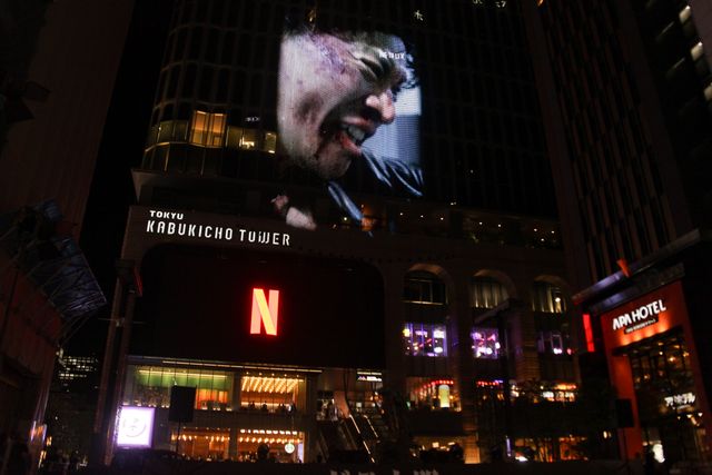 歌舞伎町にガス人間出現!?UTA登壇、Netflix「ガス人間」空飛ぶスクリーンイベント（3枚目）