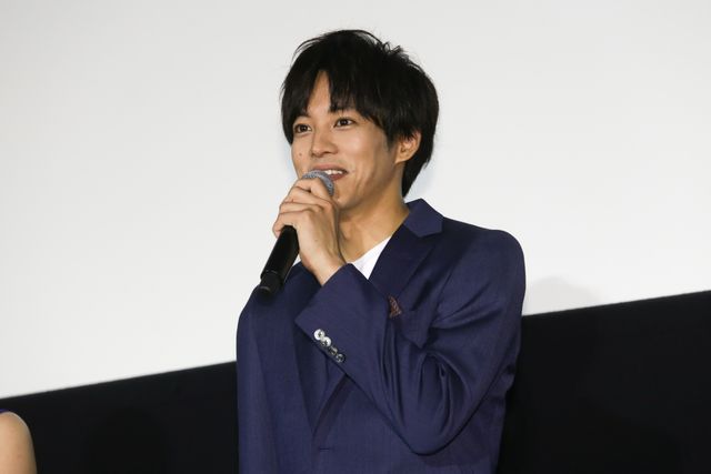 松坂桃李、ファンに神対応!映画『居眠り磐音』“大入り”御礼舞台あいさつ:フォトギャラリー