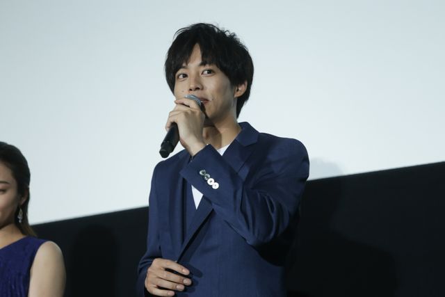 松坂桃李、ファンに神対応！映画『居眠り磐音』“大入り”御礼舞台あいさつ（6枚目）