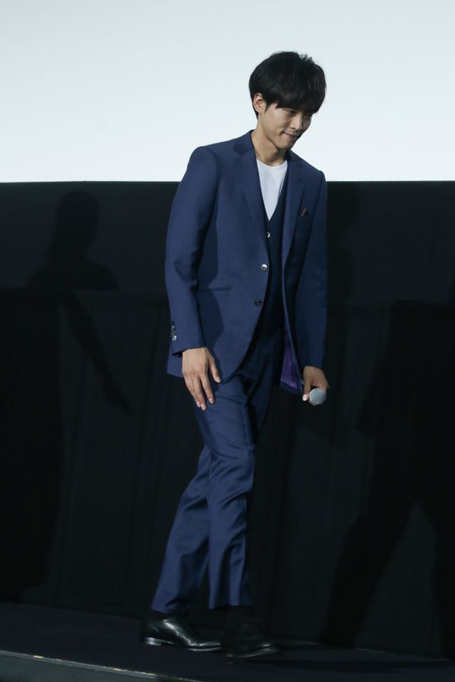 松坂桃李、ファンに神対応！映画『居眠り磐音』“大入り”御礼舞台あいさつ（8枚目）