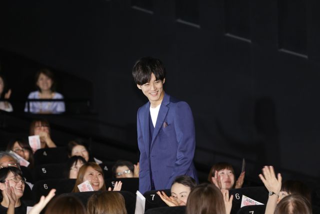 松坂桃李、ファンに神対応！映画『居眠り磐音』“大入り”御礼舞台あいさつ（9枚目）