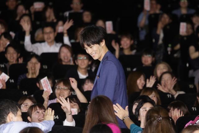 松坂桃李、ファンに神対応！映画『居眠り磐音』“大入り”御礼舞台あいさつ（13枚目）