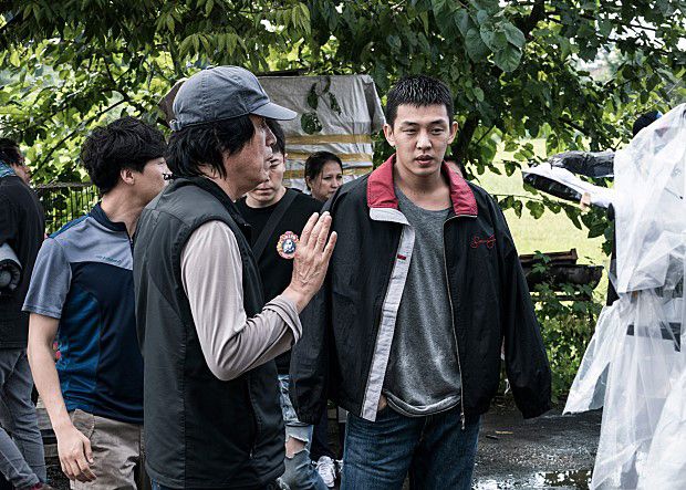 『バーニング　劇場版』の撮影風景。イ・チャンドン監督（左）と主演男優ユ・アイン（右）
