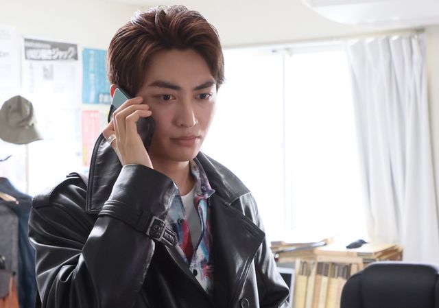 ヴァレンの変身アイテムがついに完成！「仮面ライダーガヴ」第6話場面カット（2枚目）