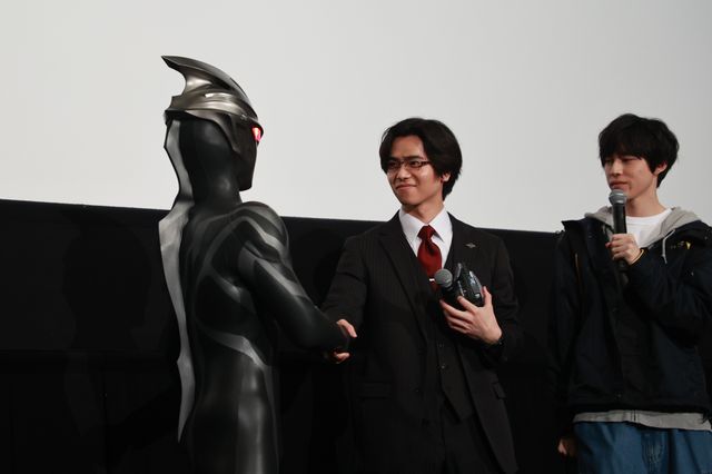 一緒に変身！『ウルトラマンアーク THE MOVIE 超次元大決戦！光と闇のアーク』グランドフィナーレ舞台あいさつの様子（8枚目）