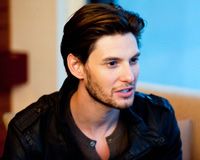 ベン・バーンズ、ジョージー・ヘンリー