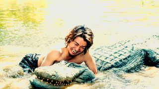 藤原竜也、巨大ワニと上半身裸で互角の戦い！『探検隊の栄光』動画特集第3回【熱すぎるぜ！藤原竜也】