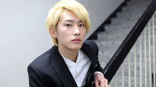 素顔も本名も謎のGReeeeNのメンバーに扮した初々しい21歳!