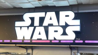 日本のディズニーランドも『スター・ウォーズ』を盛り上げる!