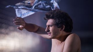 シュワちゃんに憧れる臆病男が変身!?『シュワージー / Schwarzy』