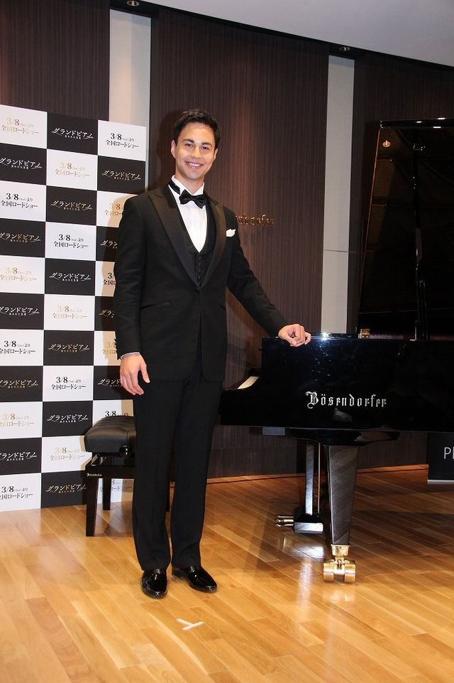 2児のパパになるユージ、2,150万円のピアノ演奏に挑戦！　フォトギャラリー：フォトギャラリー