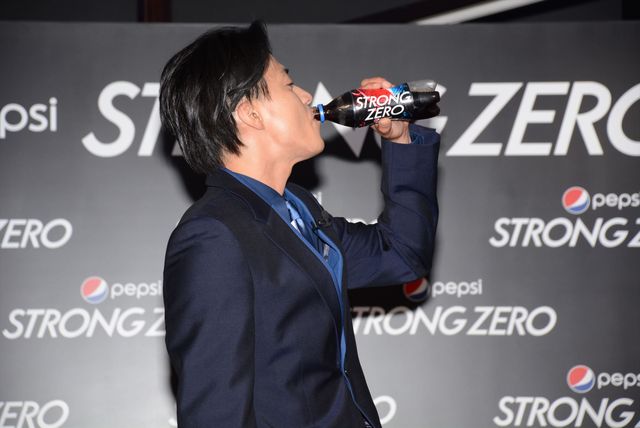 小栗旬、女性にペットボトルのふたを開けてもらい冷や汗！フォトギャラリー（3枚目）