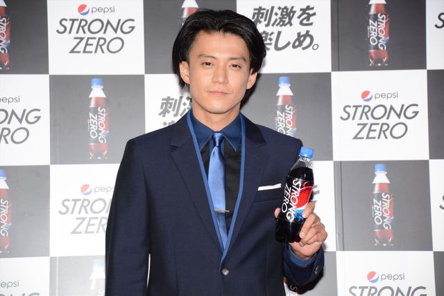 小栗旬、女性にペットボトルのふたを開けてもらい冷や汗！フォトギャラリー（4枚目）