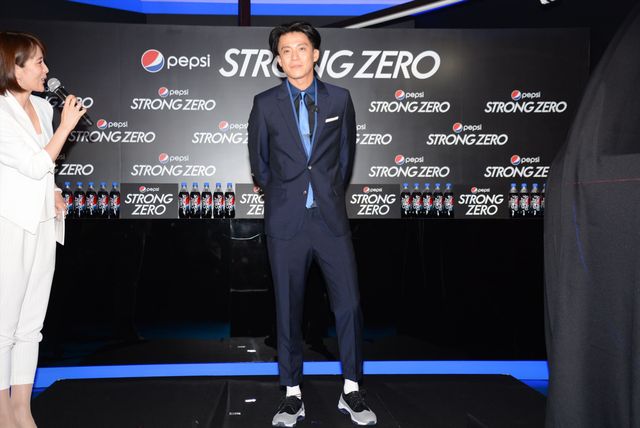 小栗旬、女性にペットボトルのふたを開けてもらい冷や汗！フォトギャラリー（5枚目）