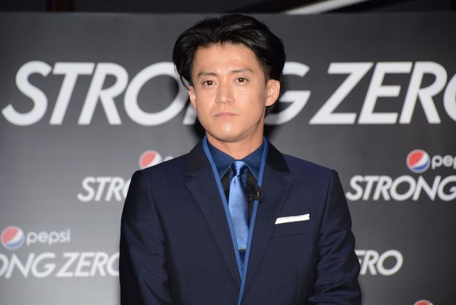 小栗旬、女性にペットボトルのふたを開けてもらい冷や汗！フォトギャラリー（6枚目）