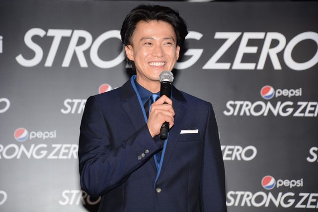 小栗旬、女性にペットボトルのふたを開けてもらい冷や汗！フォトギャラリー（7枚目）