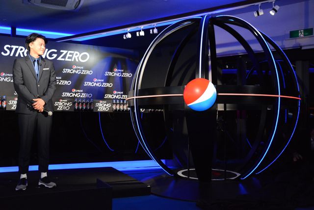 小栗旬、女性にペットボトルのふたを開けてもらい冷や汗！フォトギャラリー（8枚目）