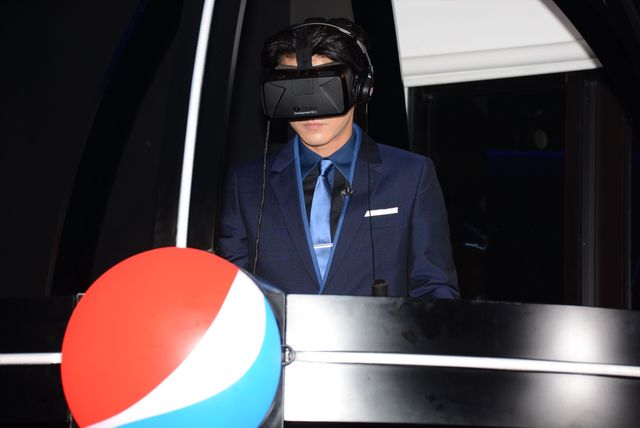 小栗旬、女性にペットボトルのふたを開けてもらい冷や汗！フォトギャラリー（9枚目）