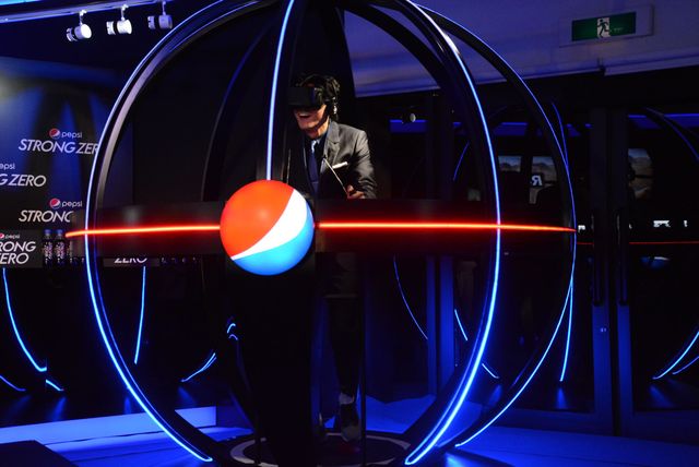 小栗旬、女性にペットボトルのふたを開けてもらい冷や汗！フォトギャラリー（10枚目）